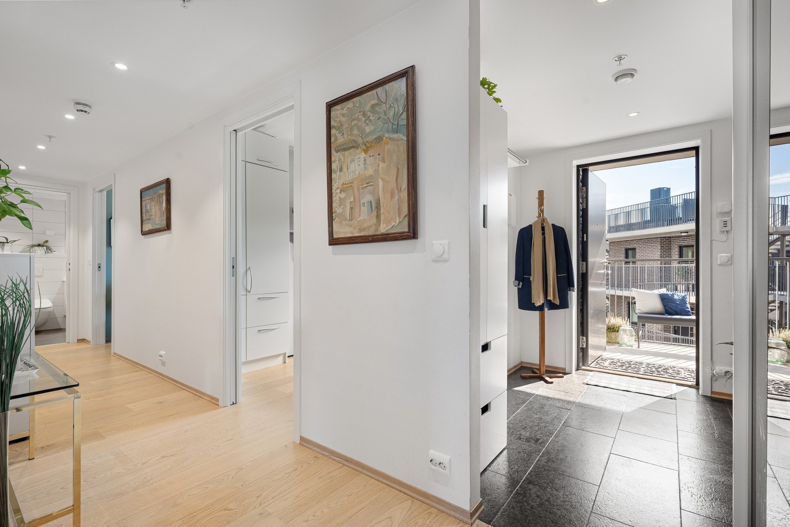 Hall med videre adkomst til soveromsavdeling og bad. Galleribilde