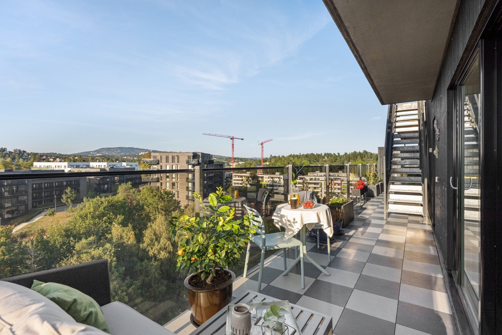 På balkongen kan man nyte nydelig ettermiddags- og kveldssol, med en avslappende atmosfære og utsikt som setter stemningen. Galleribilde