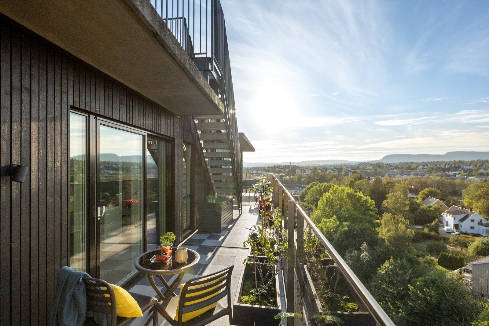 Fra balkongen går du videre opp til din egen, private takterrasse på hele 88 m² - et unikt uteområde med god skjerming, sol fra morgen til kveld og utsikt i flere retninger. Galleribilde
