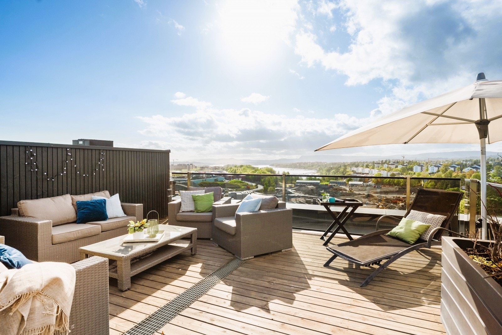 Imponerende panoramautsikt i flere retninger, med egen privat takterrasse som strekker seg over 88 kvadratmeter. Galleribilde