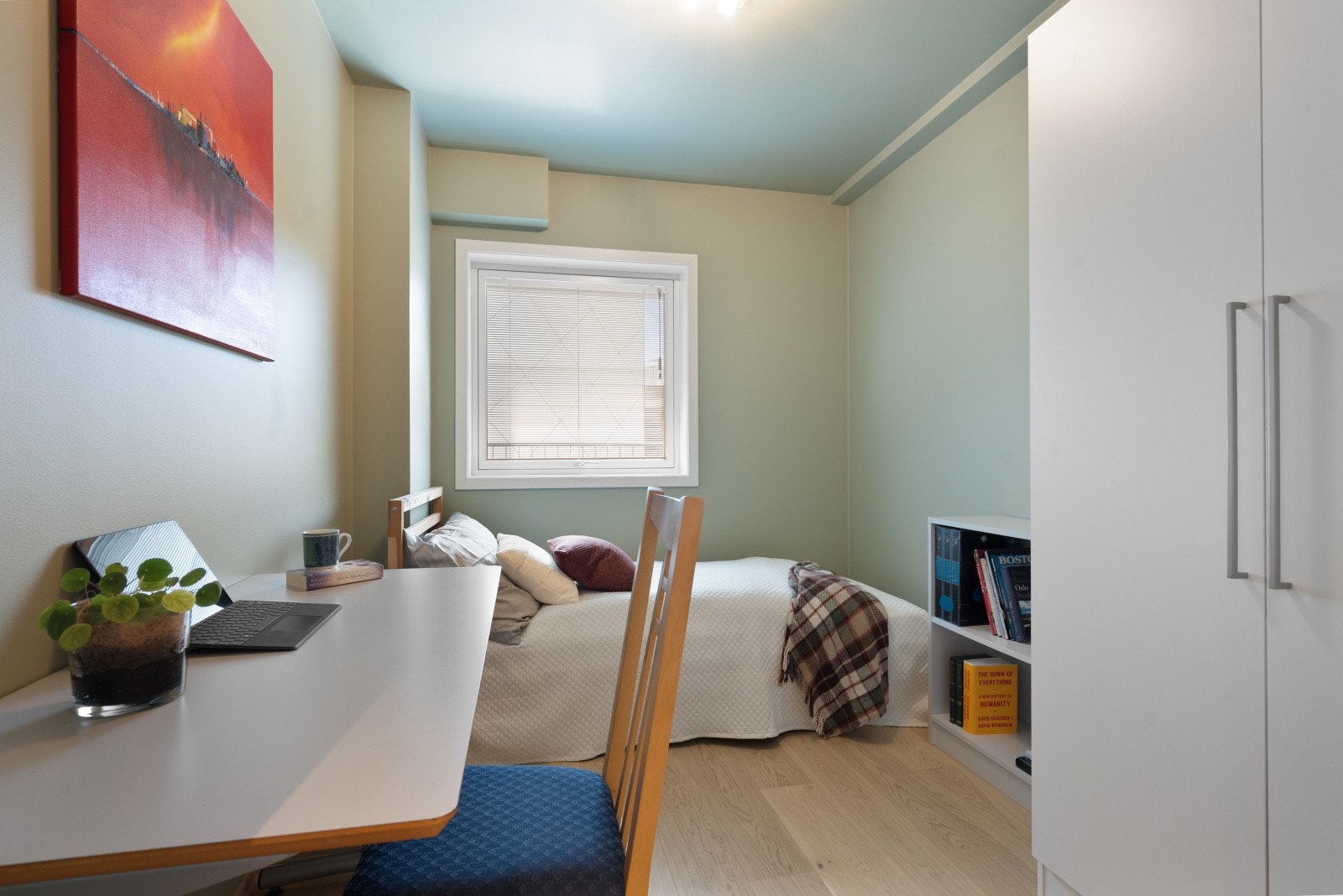Soverom 2 og 3 er av god størrelse og har god plass til seng, skrivebord, nattbord og passer perfekt som barnerom, gjesterom, kontor e.l. Rommene er innredet med garderobeskap. Galleribilde