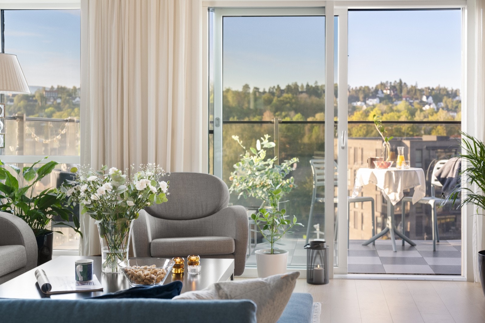 Her får du en unik penthouse-leilighet med høy standard, attraktiv beliggenhet og fantastiske kvaliteter. Leiligheten har to garasjeplasser, balkong på 29 kvm, privat takterrasse på hele 88 kvm, heis og ypperlige solforhold - alt dette midt i et sentralt Galleribilde