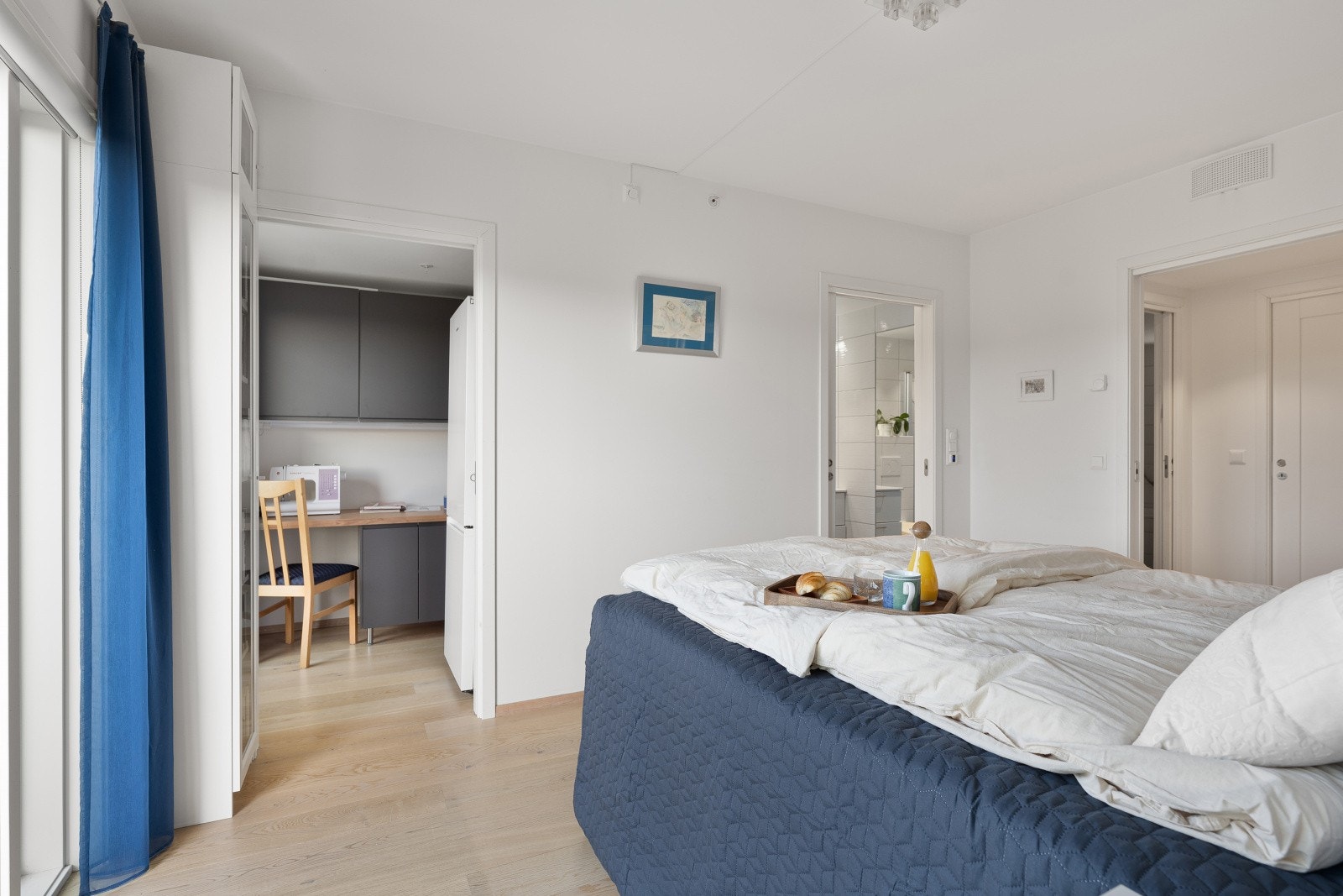 Soverommet er malt i lyse farger og har god plass til dobbeltseng, nattbord e.l. Galleribilde