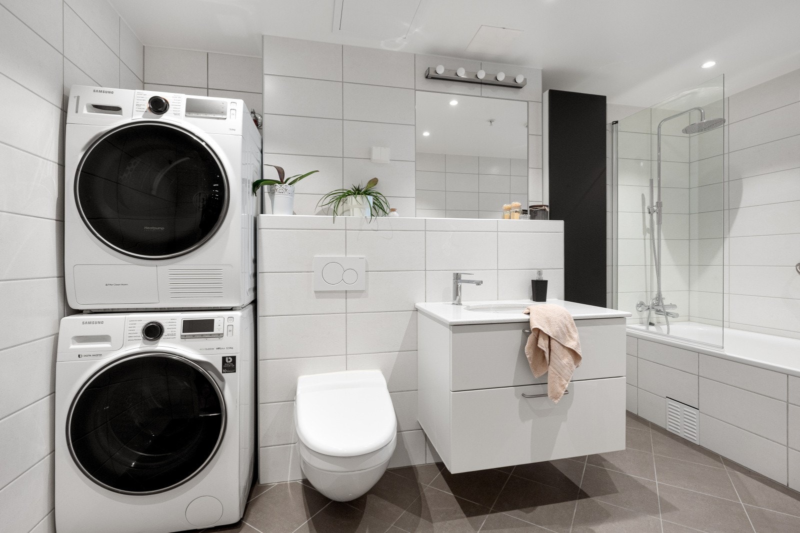 Bad nr.2 tilbyr god størrelse og har tilgang fra entréen. Utstyrt med vegghengt dusjtoalett og servantskap. Badet har moderne design med lyse fliser og stilrent design. Galleribilde