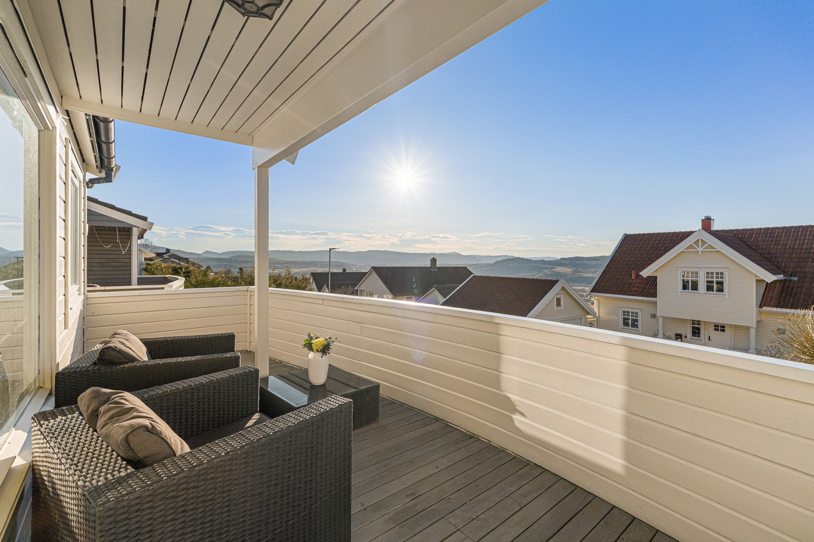 Fra stuen har du utgang til en sørvestvendt balkong med herlige sol- og utsiktsforhold. Galleribilde