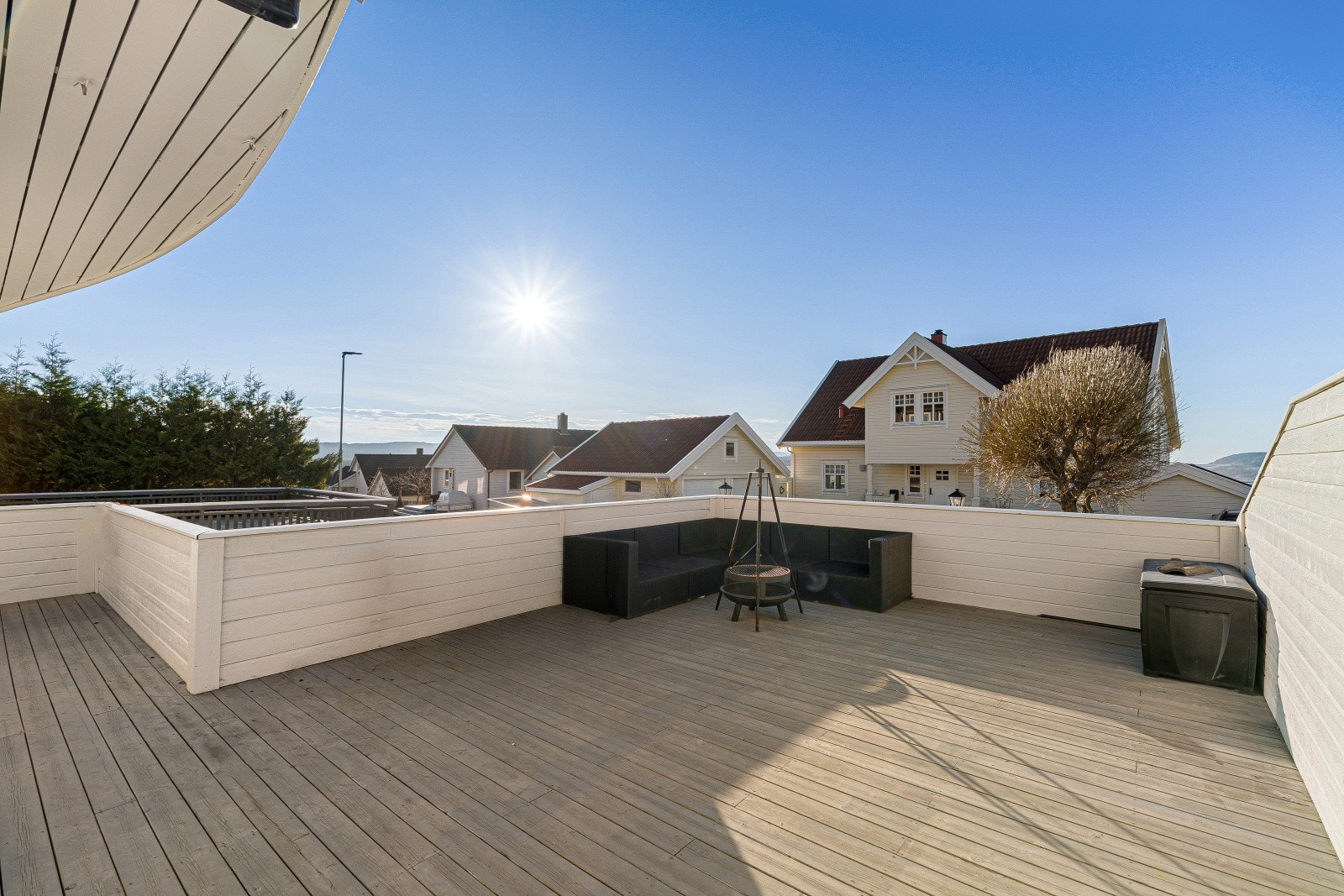 På framsiden av huset har du en svært romslig terrasse på 40 kvm! Galleribilde