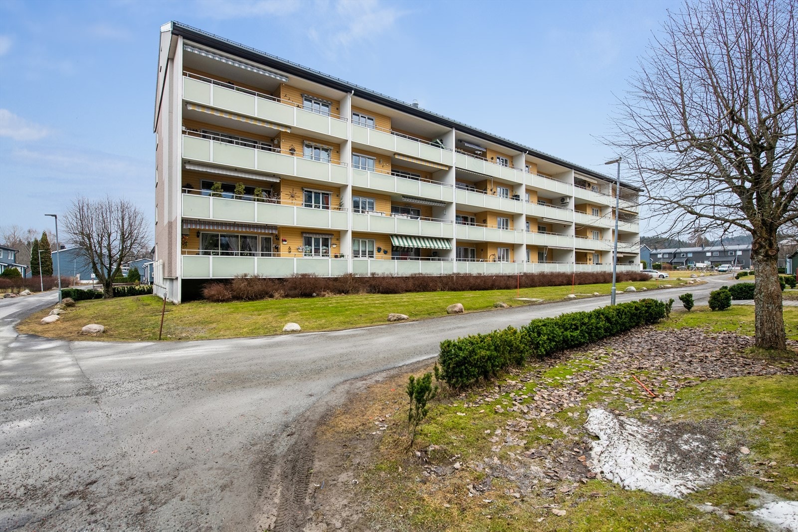 Fellesarealene er opparbeidet med plen, hekk og lekeplass. Galleribilde