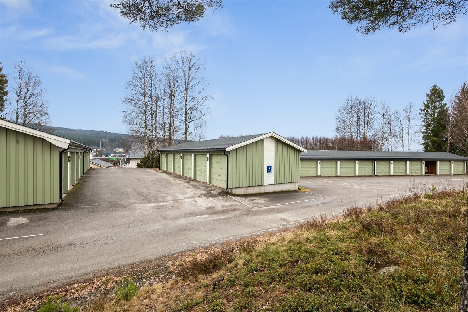 Leiligheten disponerer en garasjeplass på 17 m² i felles anlegg, med mulighet for el-billader med abonnement. Galleribilde