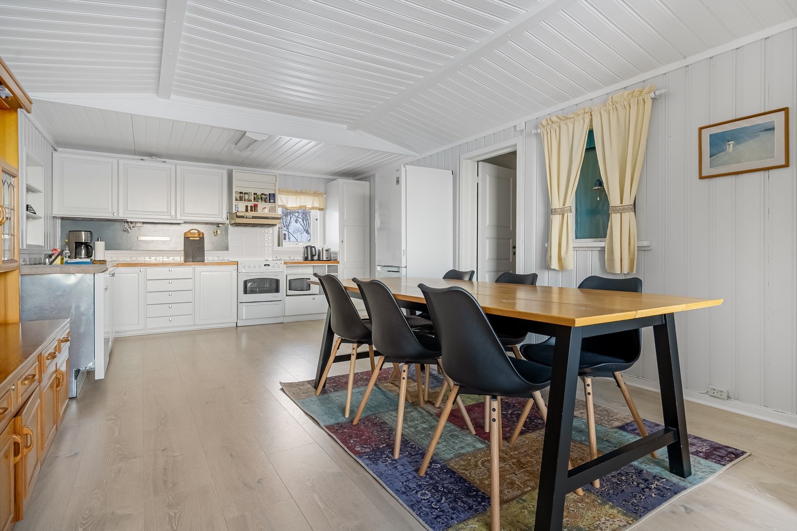 På kjøkkenet har du god plass til spisegruppe og godt med benkeplass og skapplass. Galleribilde