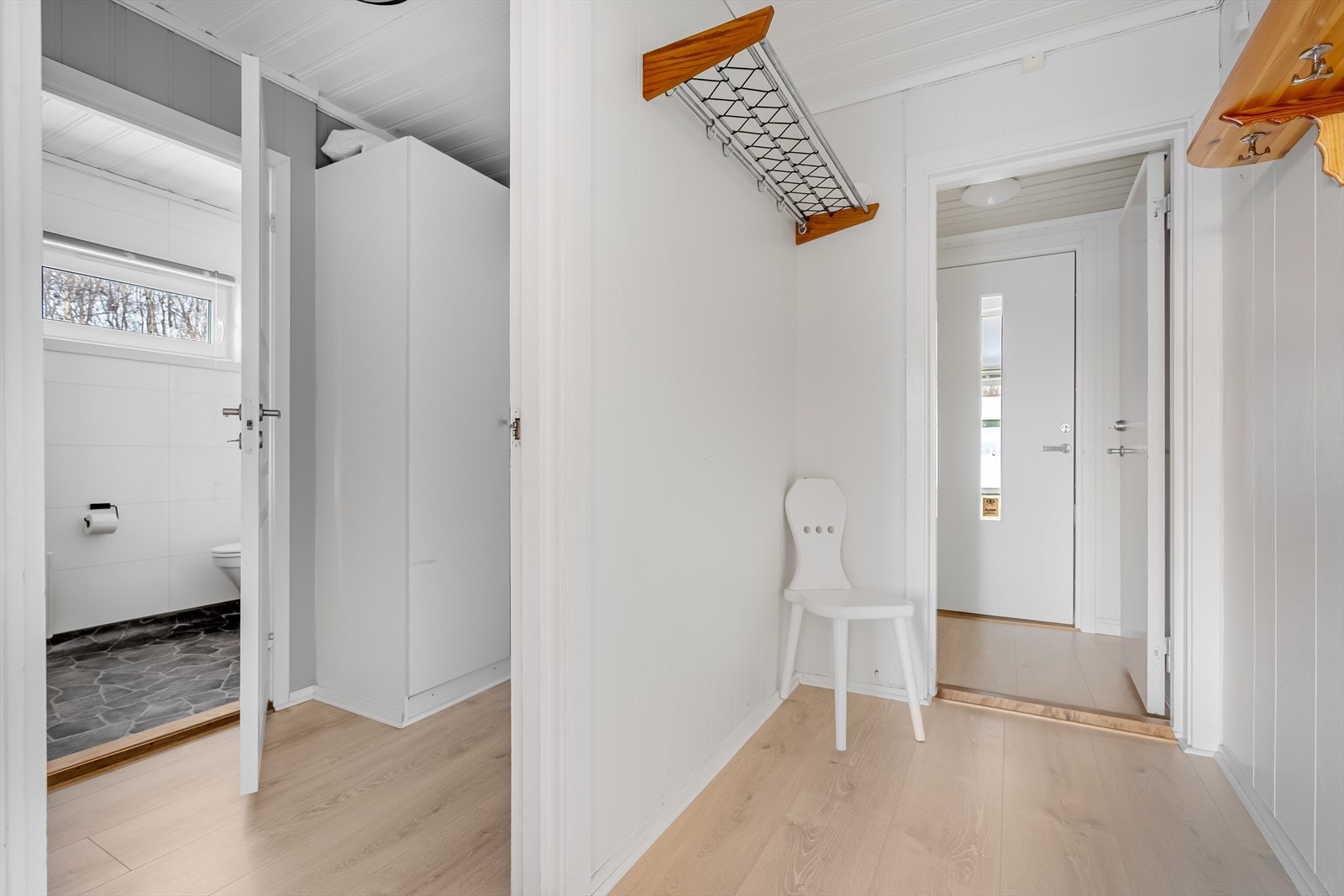 Inngang via innglasset balkong på baksiden av hytta. Videre inn i gangen har du muligheter for oppheng av yttertøy og oppbevaring av sko. Galleribilde