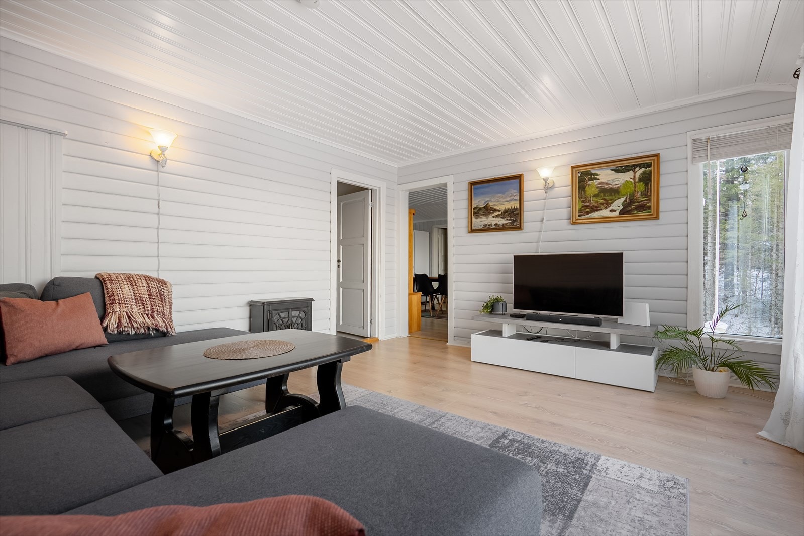 Lys og romslig stue med god plass til sofakrok. Eiendommen har elementpipe som ikke er tilkoblet ildsted, men det er muligheter for peis. Galleribilde