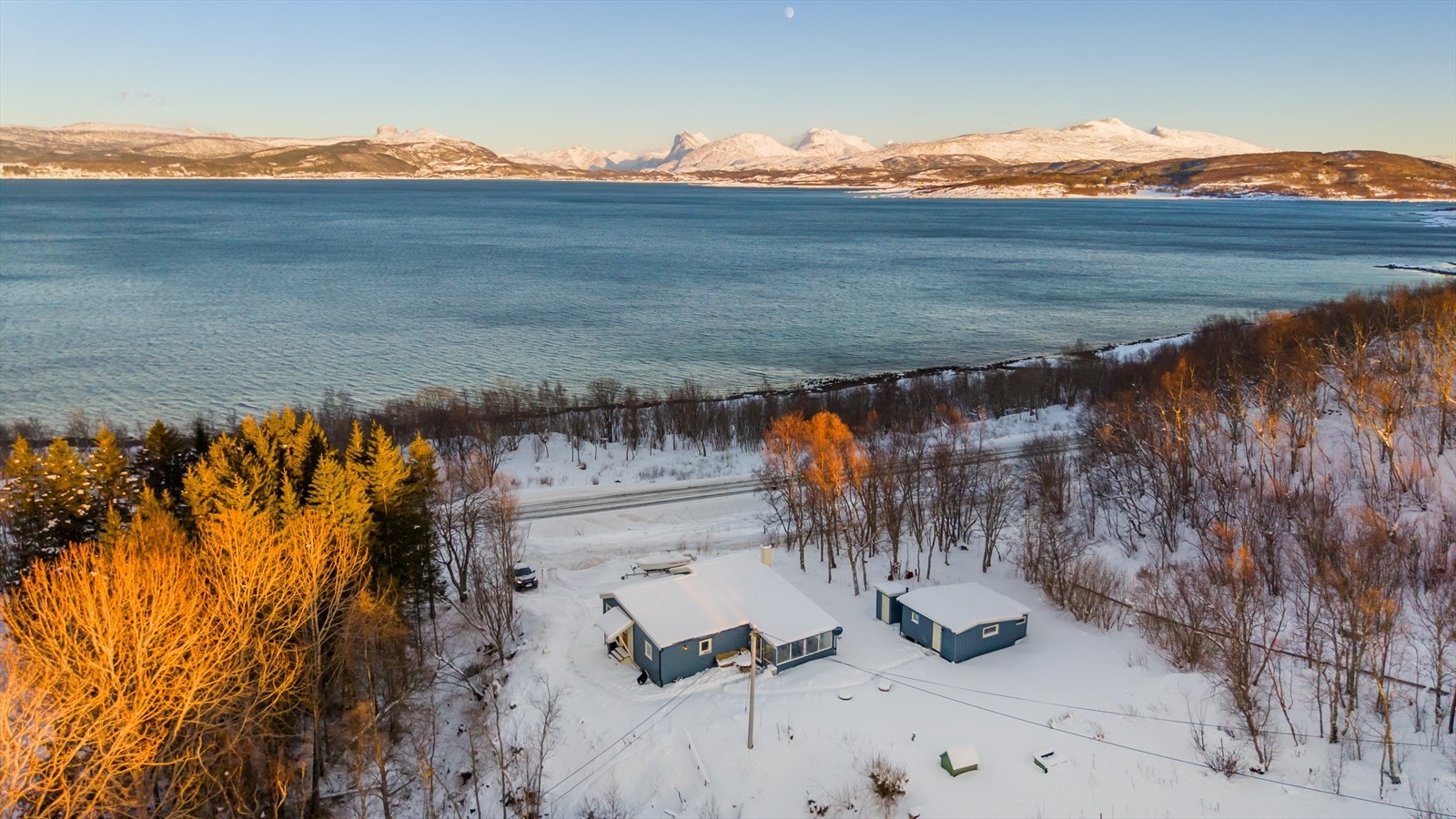 Eiendommen ligger meget flott til med svært gode solforhold. Galleribilde