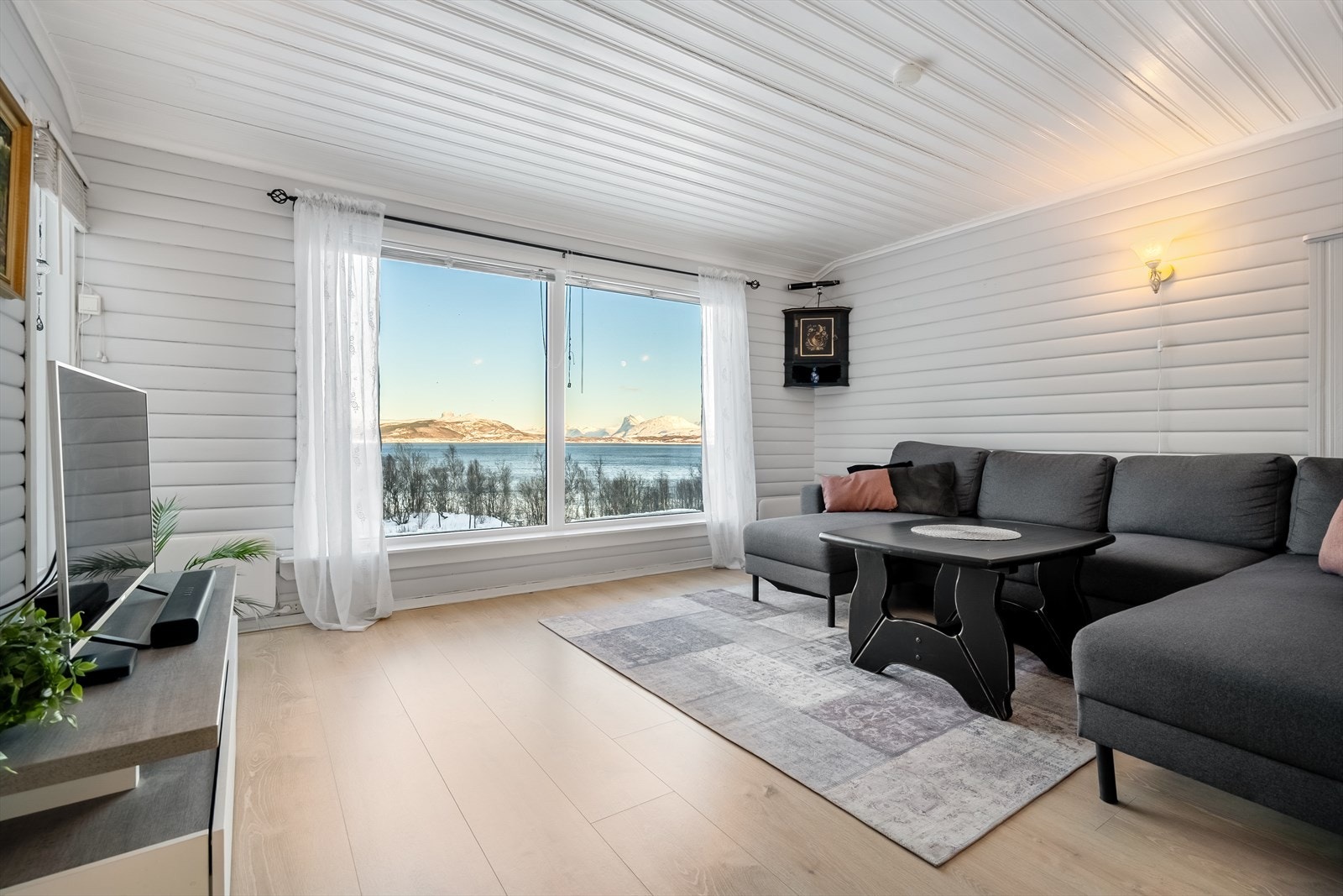 Fra stuen har du god utsikt over fjell og fjord. Galleribilde