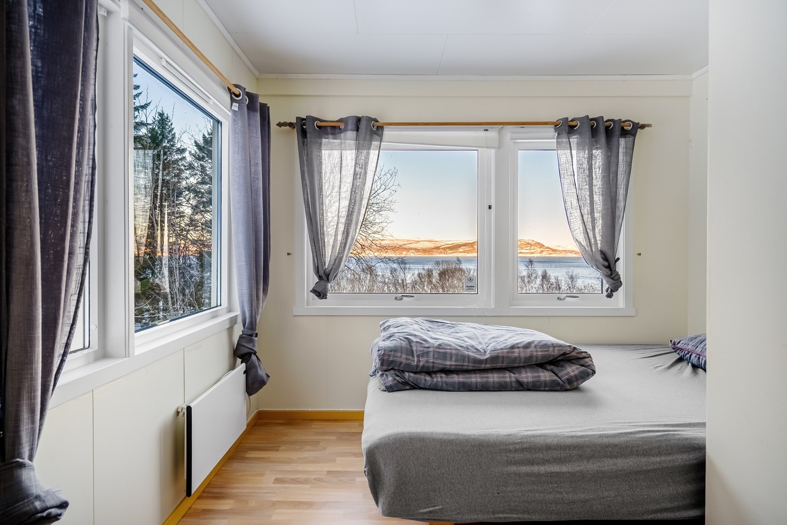 Soverom 1 med svært god utsikt og masse naturlig belysning. Galleribilde