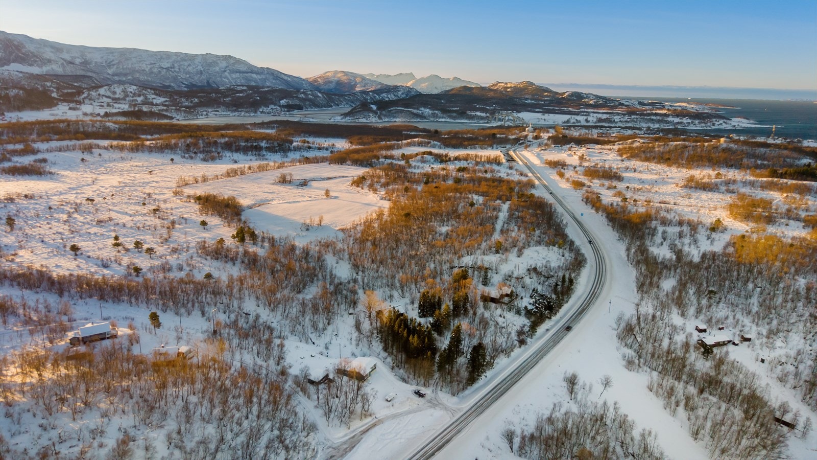 Oversiktsbilde av området med kort avstand til Saltstraumen og ca. 30 minutter til Bodø. Galleribilde
