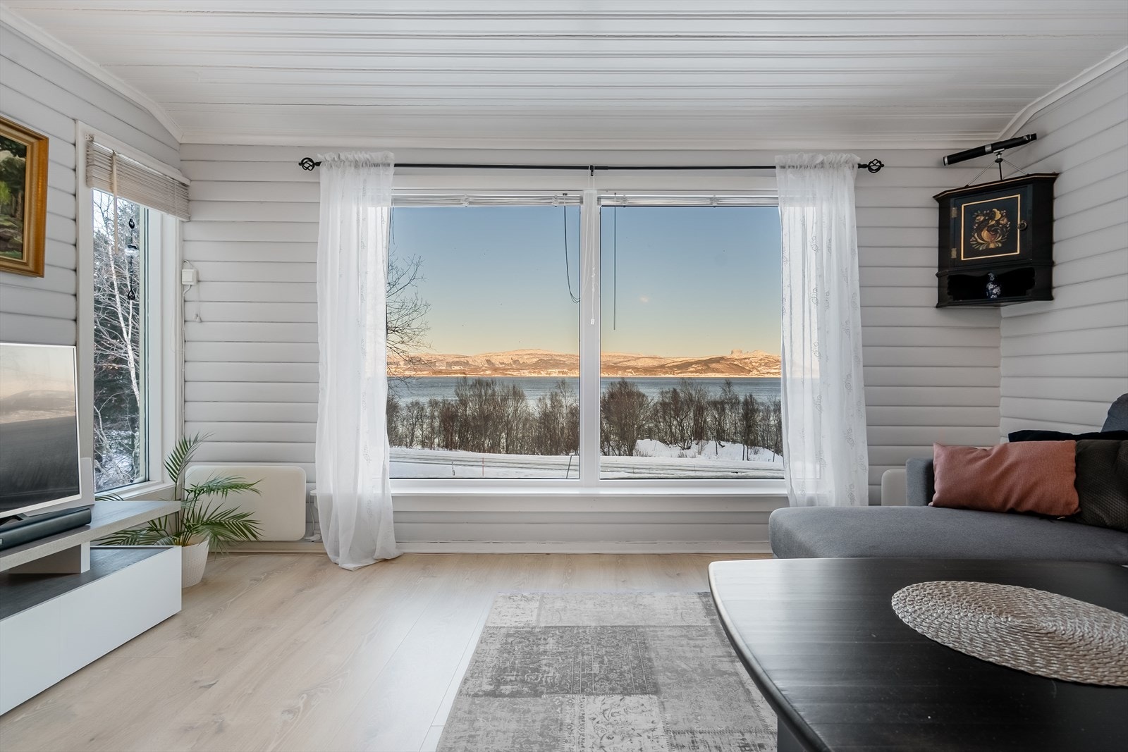 Praktfull utsikt over Saltfjorden fra stuen. Store vindusflater som i tillegg gir rikelig med naturlig belysning. Galleribilde