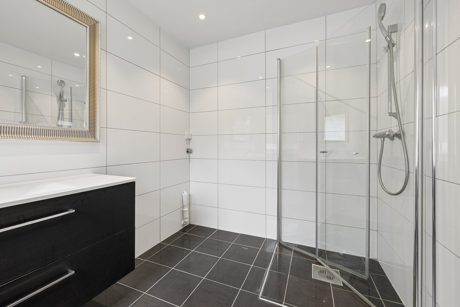 Dusjhjørne med innfellbare glassdører for optimal plassutnyttelse. Galleribilde