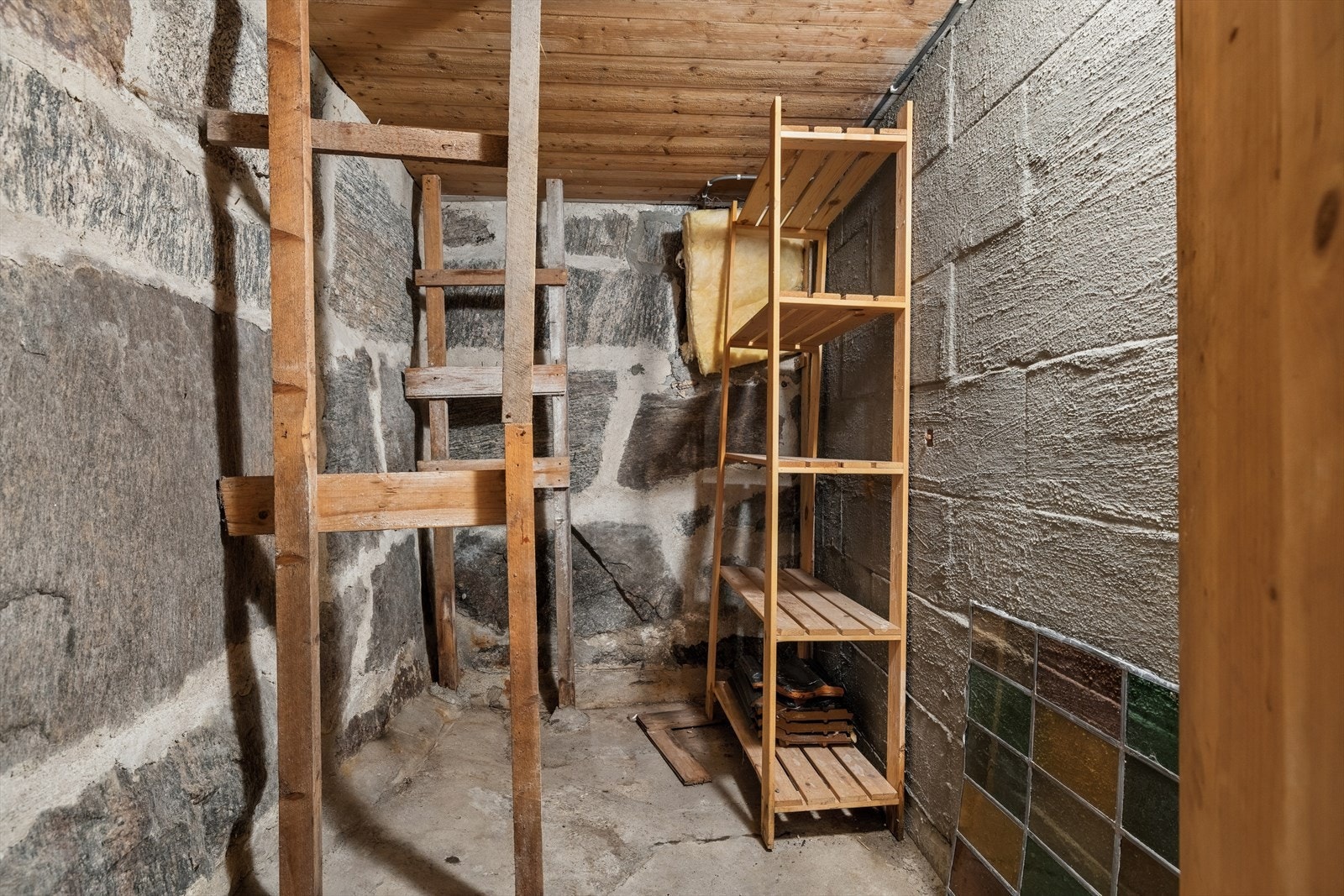 Rikelig med lagringsmuligheter i kjelleretasjen. Galleribilde