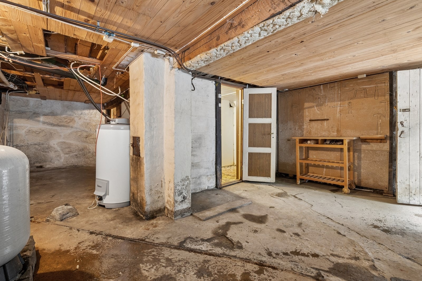 Råkjeller med betonggulv og flere bodrom . Galleribilde