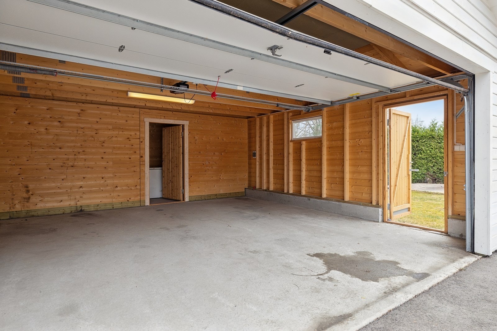 Romslig, dobbel garasje med god plass til både biler og oppbevaring. Galleribilde