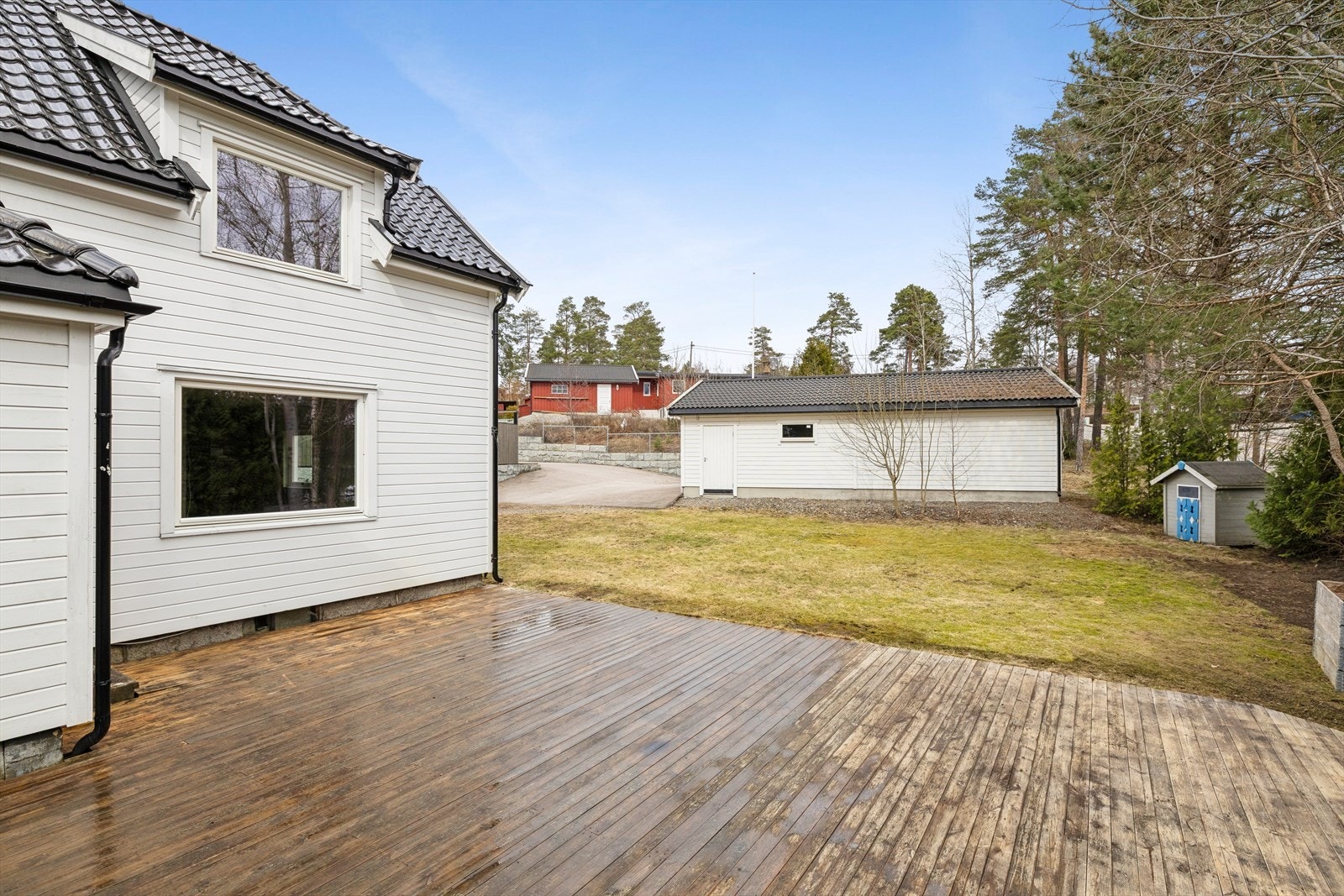 Utearealet gir rikelig med plass til utemøbler og grill, og legger godt til rette for hyggelige sommerdager. Galleribilde