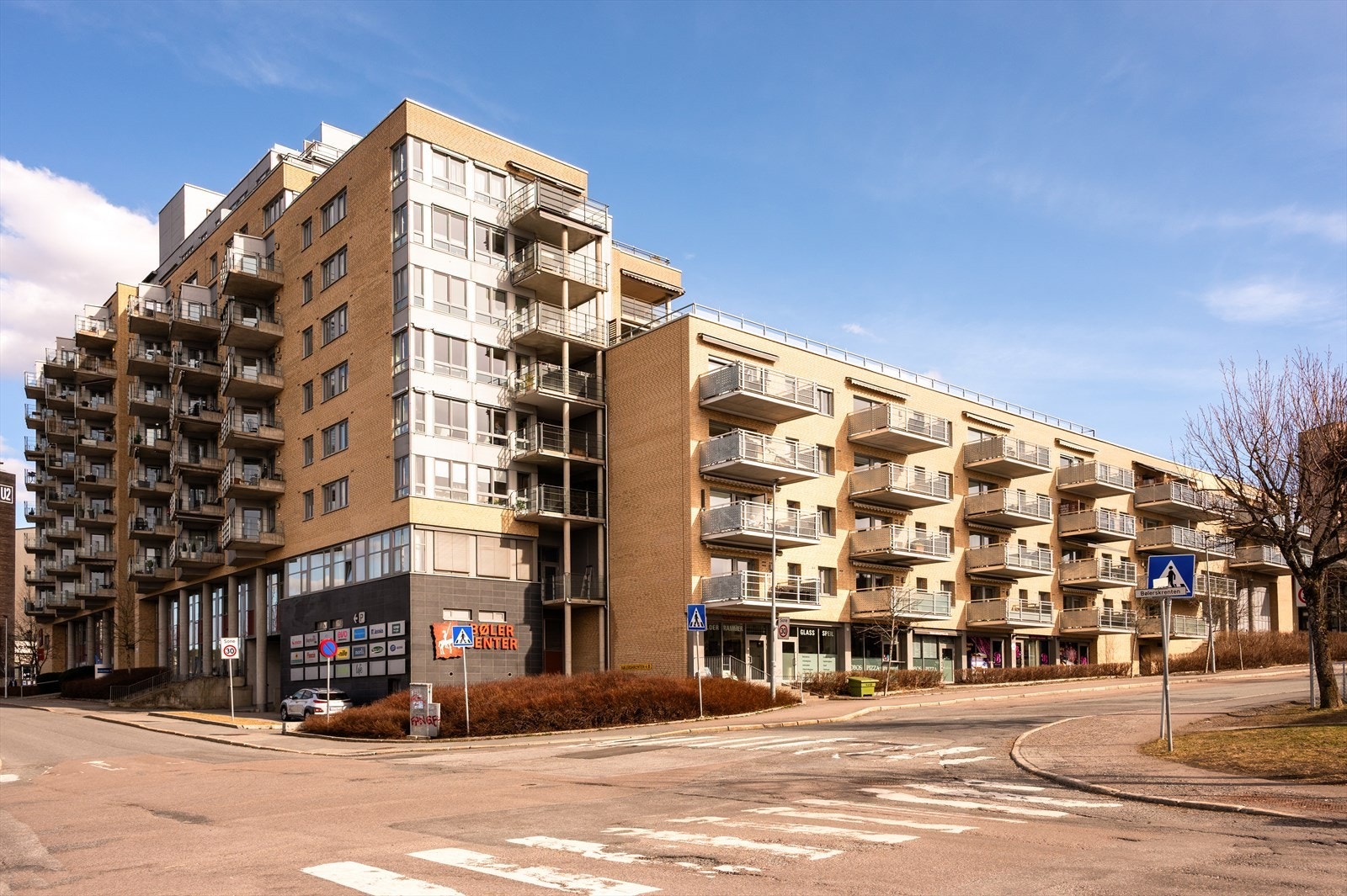 Leiligheten ligger i byggets toppetasje med adkomst via trapp eller heis Galleribilde