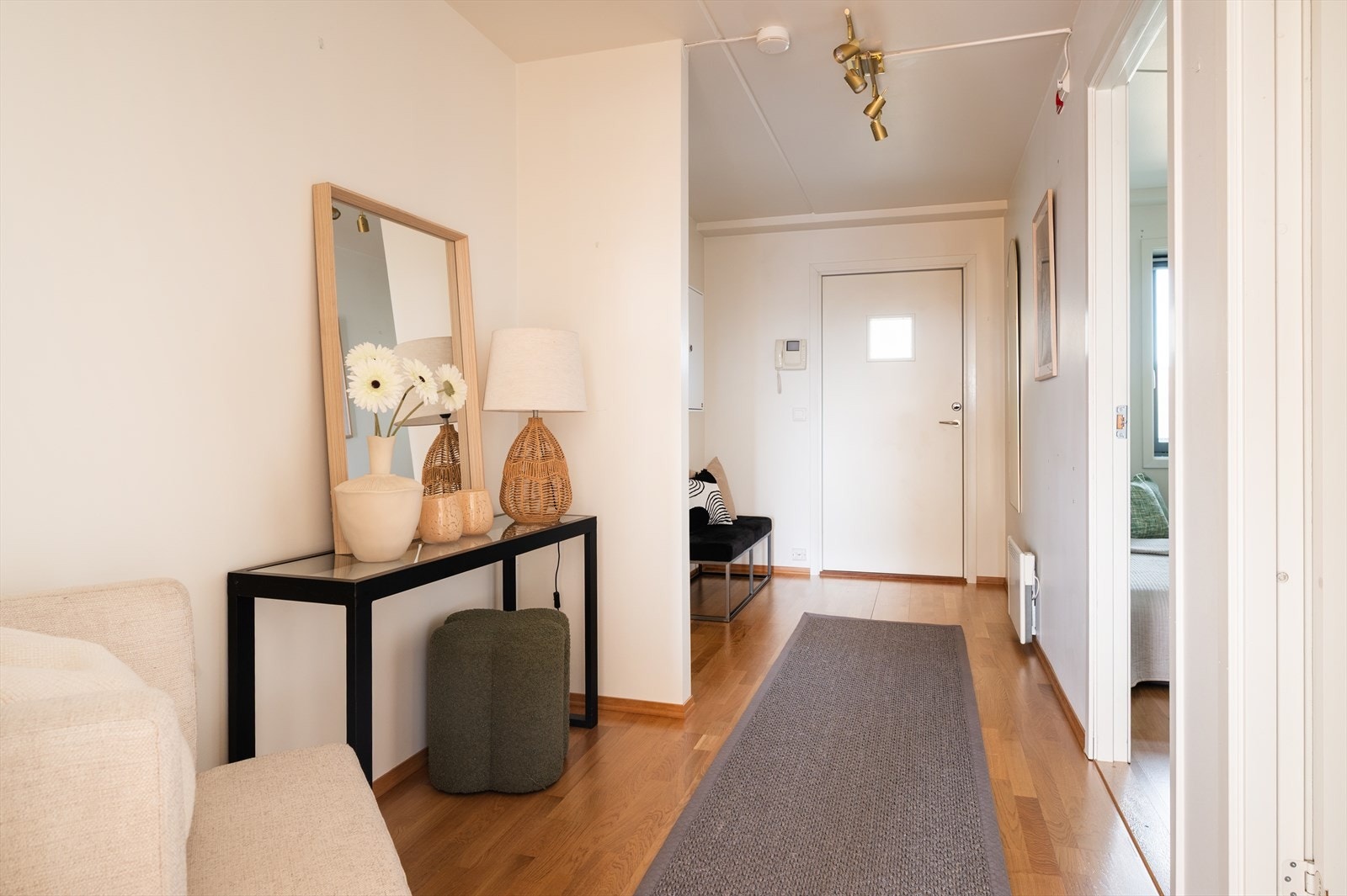 Du ønskes velkommen inn av en lys entré med god plass til oppbevaring av yttertøy og sko Galleribilde