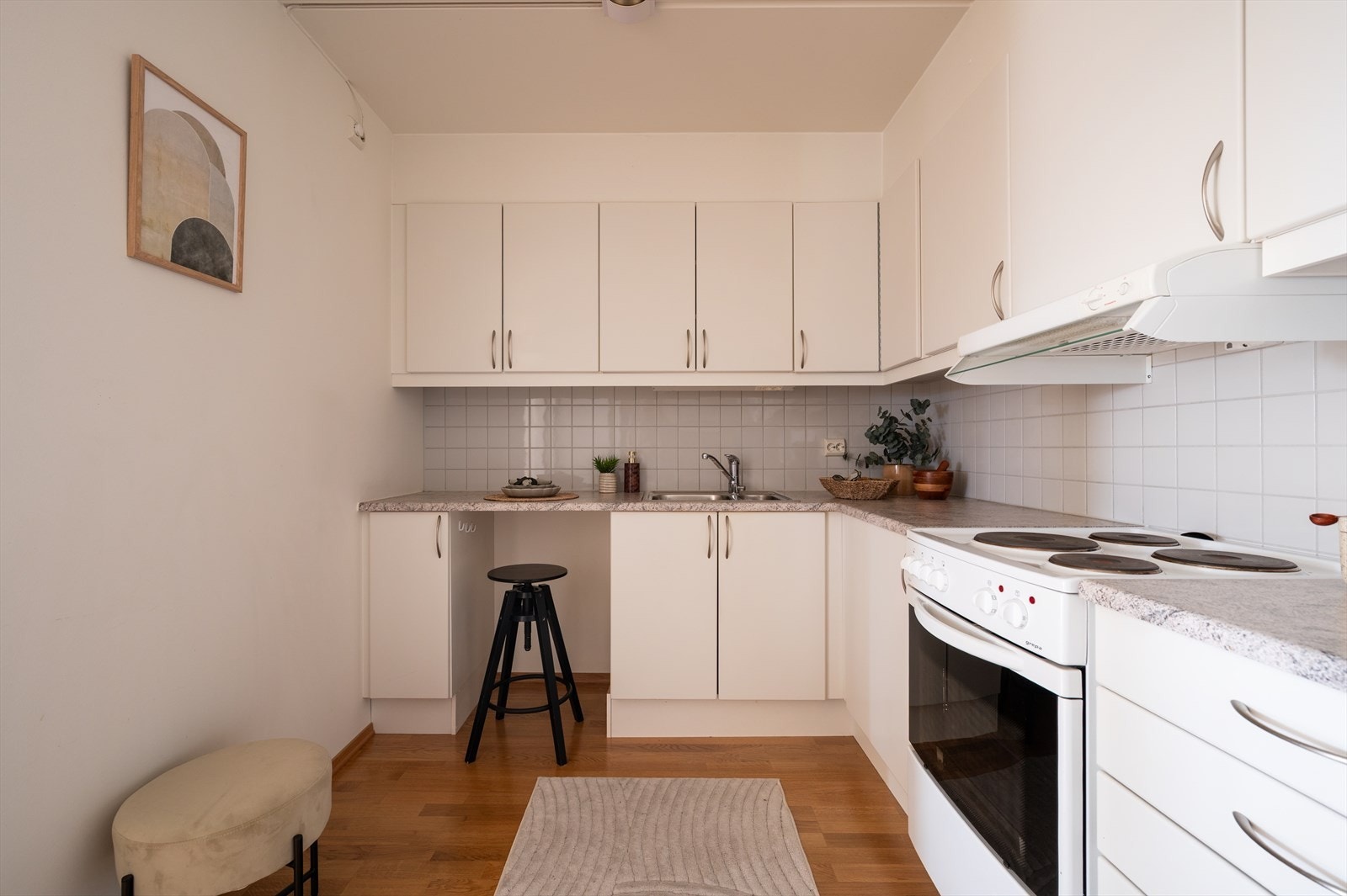 Kjøkkeninnredning med glatte, lyse fronter og laminat benkeplate med nedfelt vask-og skyllekum Galleribilde