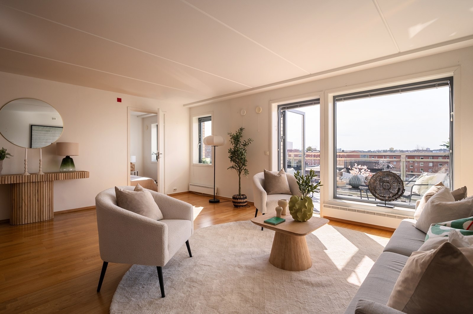 Leiligheten ligger fint til i byggets toppetasje og oppleves lys og luftig, uten innsyn Galleribilde