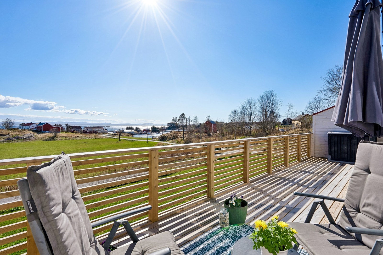 Romslig altan med gode solforhold. Galleribilde