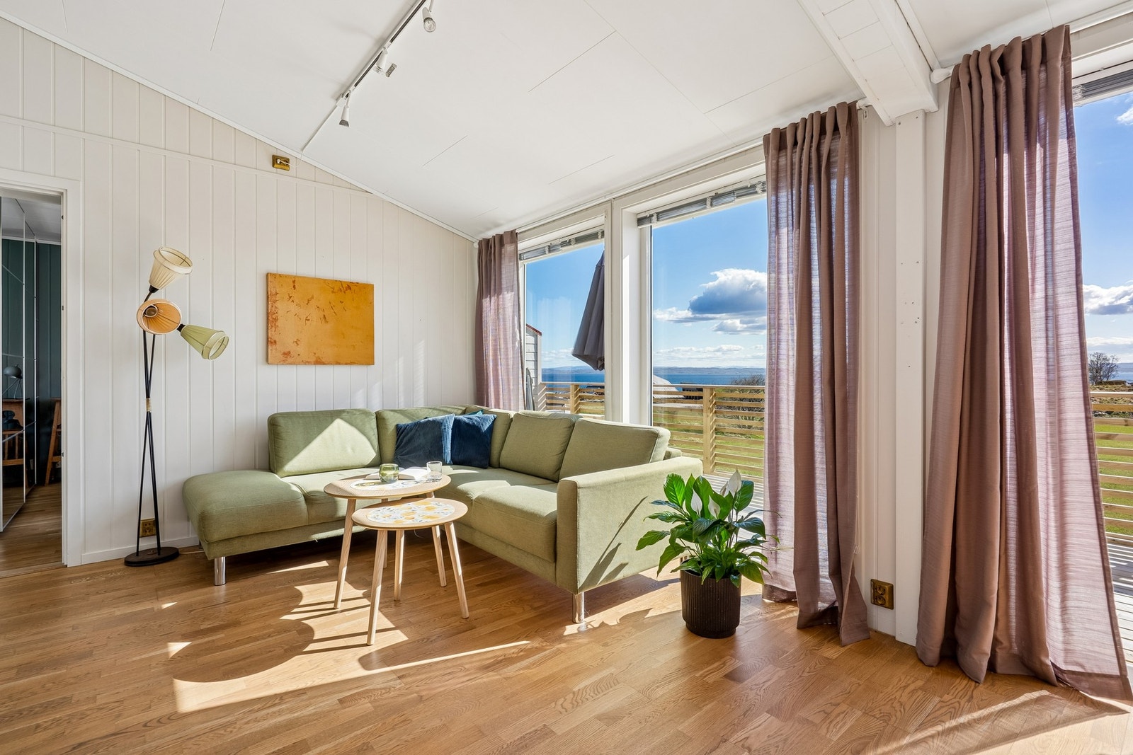 Stuen er malt i lyse farger som setter et fint preg over leiligheten. Galleribilde