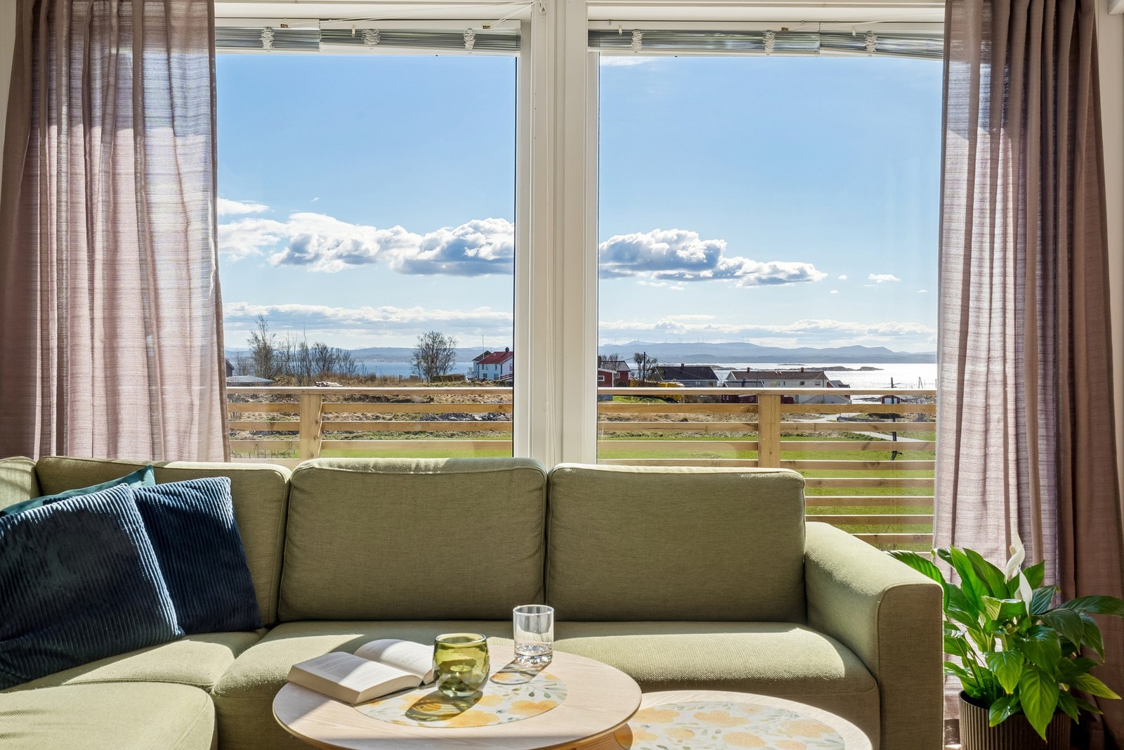 Her kan du enkelt innrede med en hjørnesofa, bord og tilhørende møblement. Alle vindusflater på stue og kjøkken har solskjerming som bidrar til en praktisk hverdag. Galleribilde