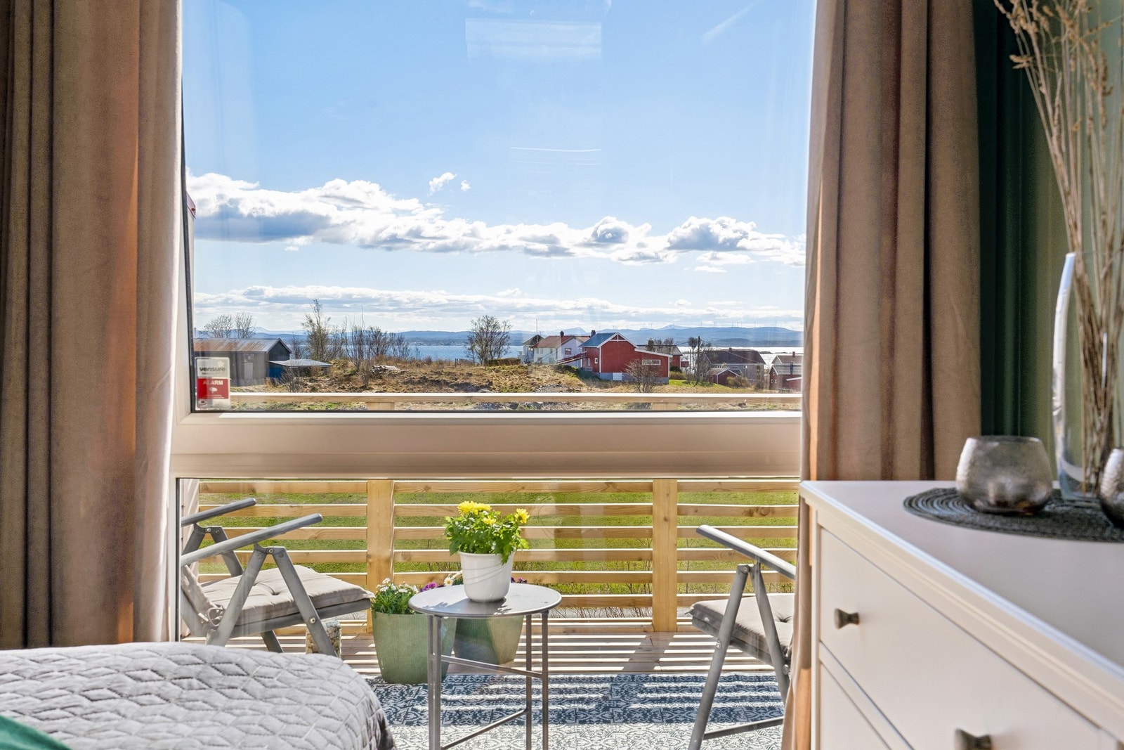 Fra soverommet har du fantastisk utsikt mot vannet. Galleribilde