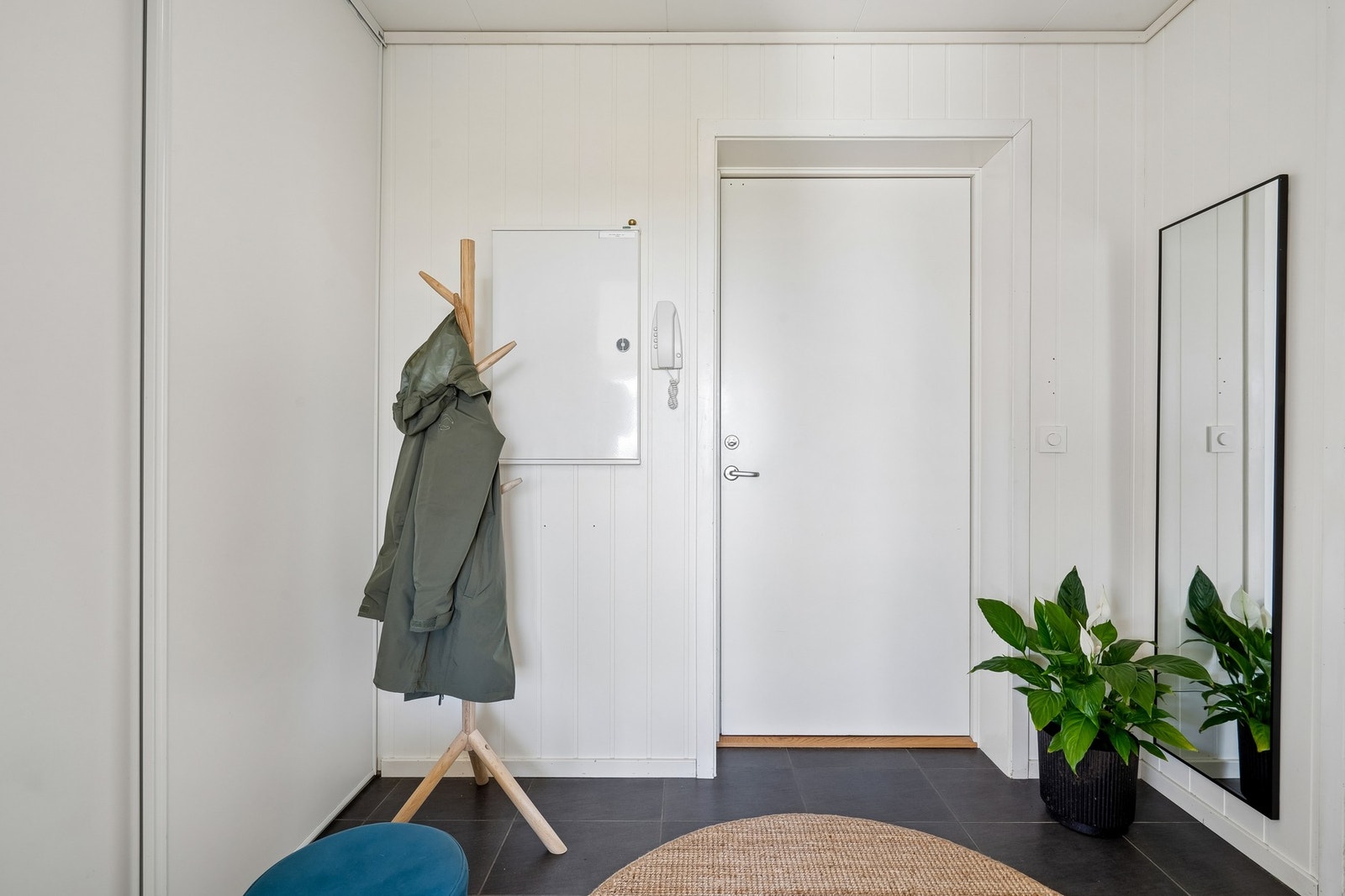 Lys og fin gang med god plass til å henge fra seg ytterklær. Galleribilde