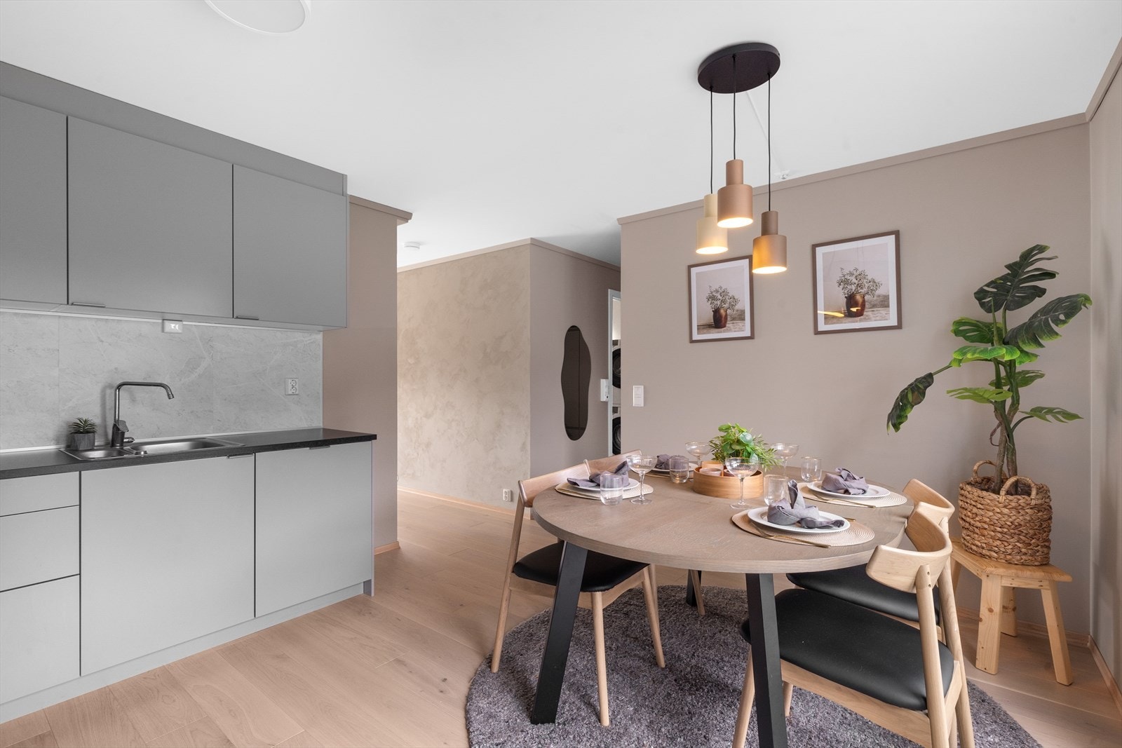 På kjøkkenet er det plass til spisebord. Fra kjøkkenet er det utgang til overbygd terrasse. Galleribilde