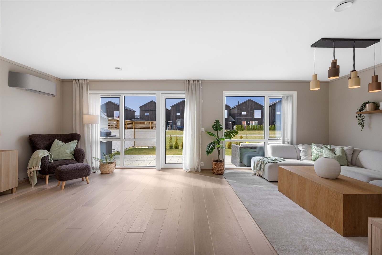 Stuen tilbyr god møbleringsfrihet og det er god plass til både sofagruppe og spisegruppe. Lampe medfølger Galleribilde