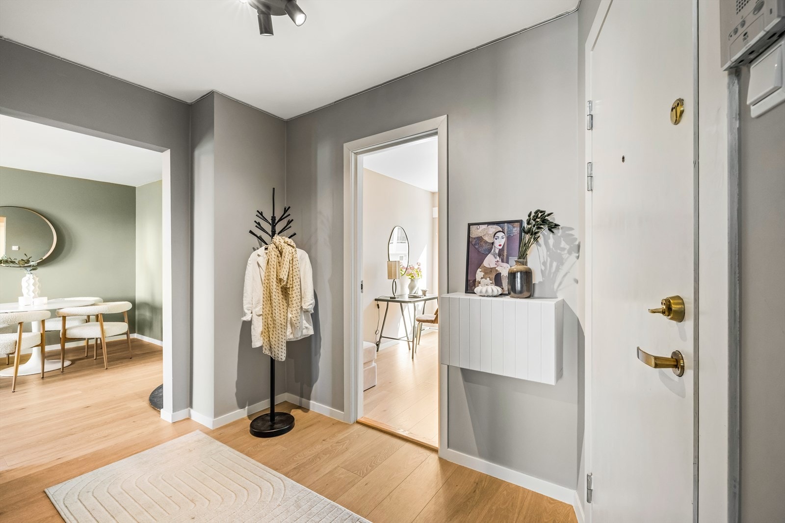 Romslig entré Galleribilde