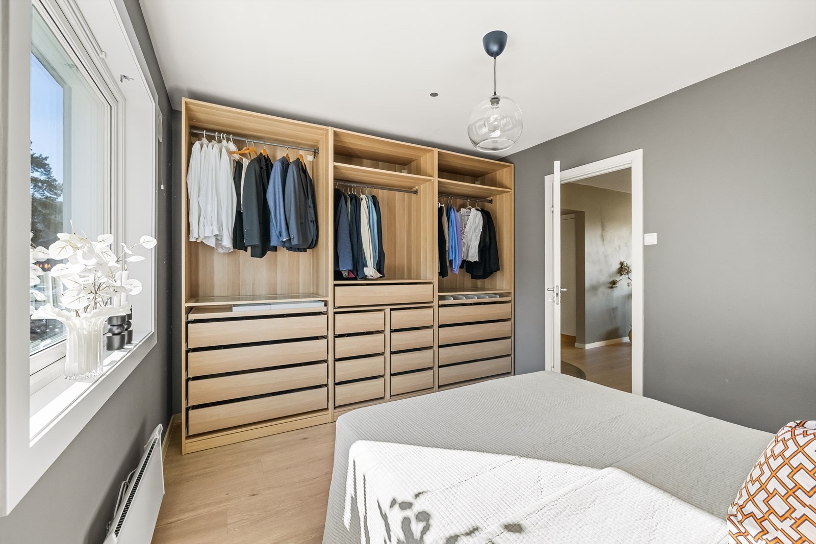 Stor garderobe for oppbevaring av klær Galleribilde