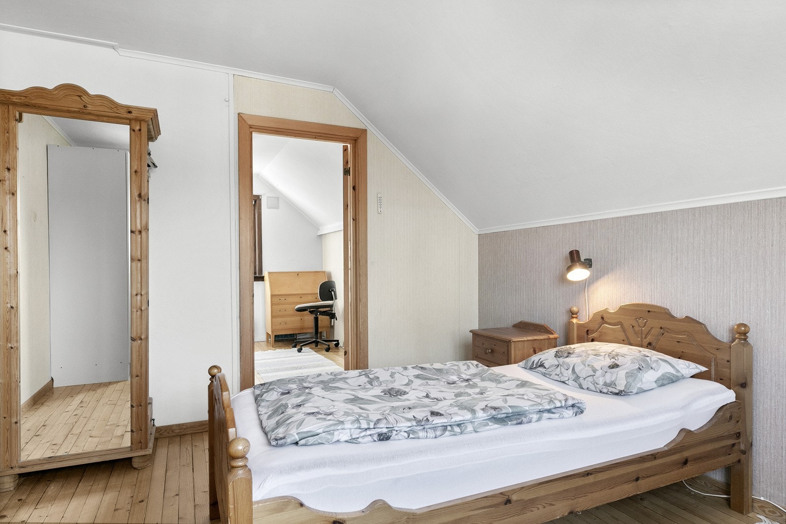 Soverommene har plass til seng og garderobeløsninger. Inngangen til tilliggende soverom er gjennom dette rommet. Galleribilde