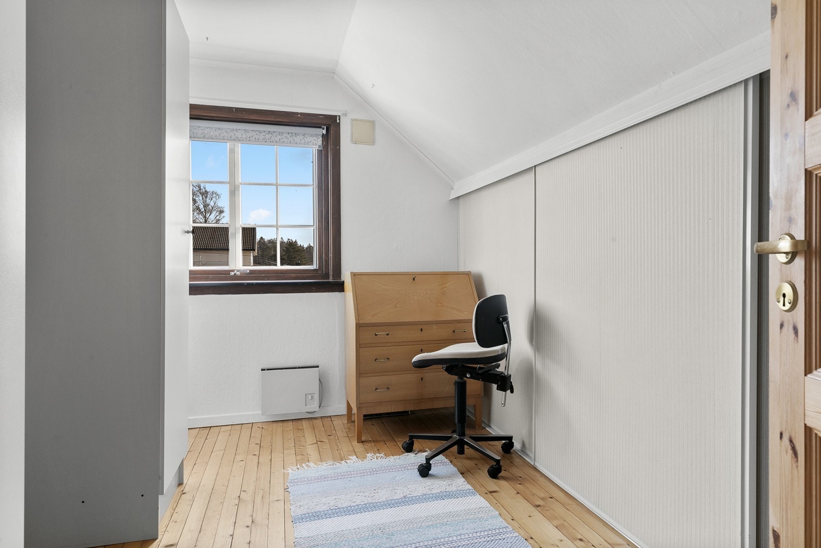 Soverom 2 - med praktisk lagring bak skyvedører i kneveggen. Galleribilde