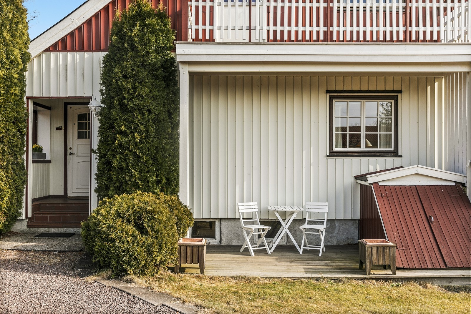 Overbygget inngangsparti og detaljer ved fasaden. Galleribilde