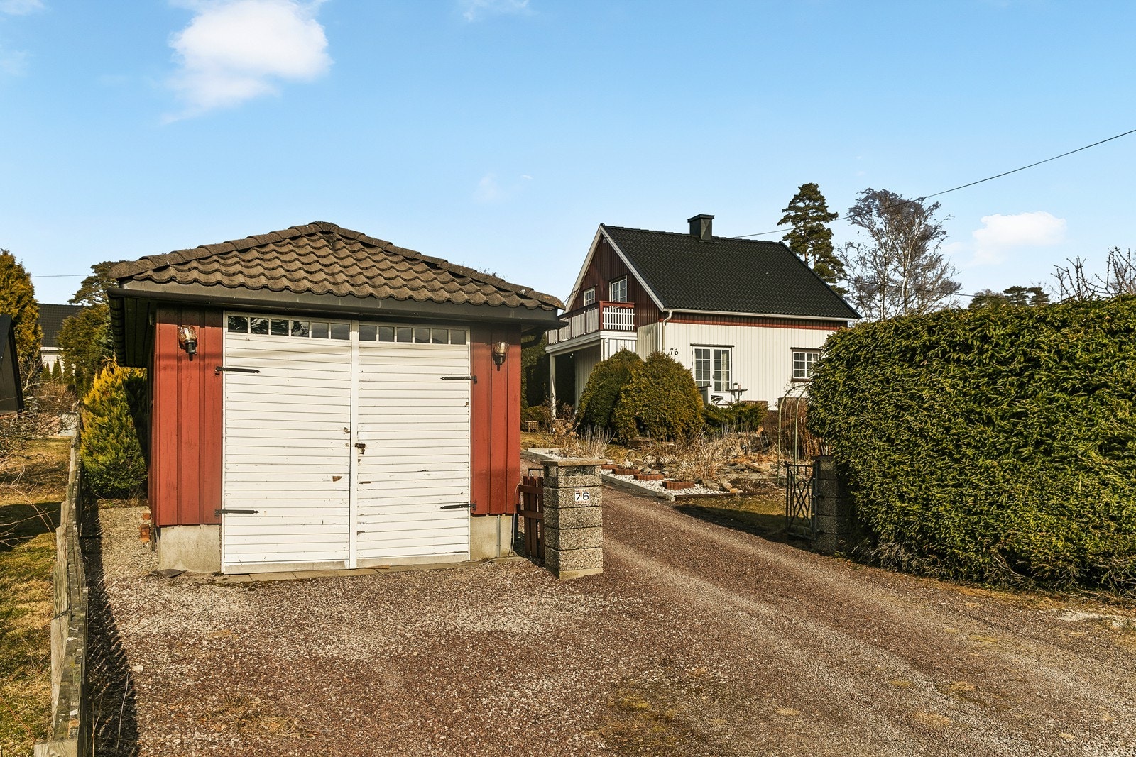 Eiendommen inkluderer en frittstående garasje på ca. 21 m² og et separat anneks med garasje på 35 m², i tillegg til eneboligen. Galleribilde