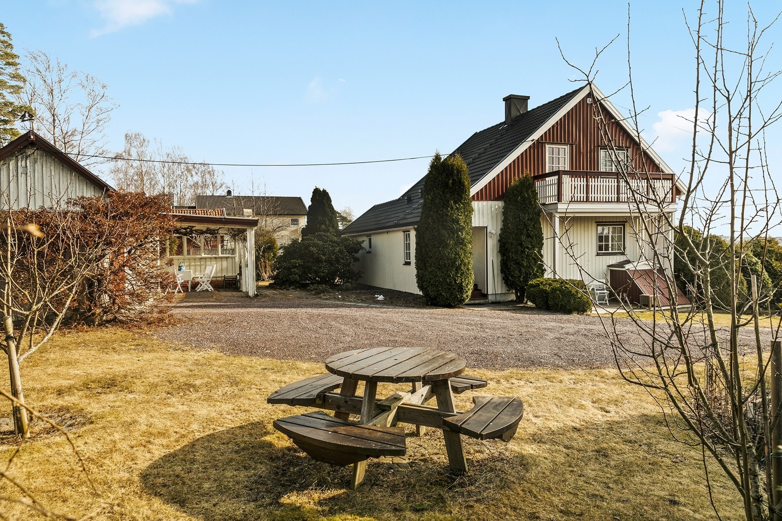 På tomten er det også oppført et anneks på ca. 35 m² fra 1954. Galleribilde