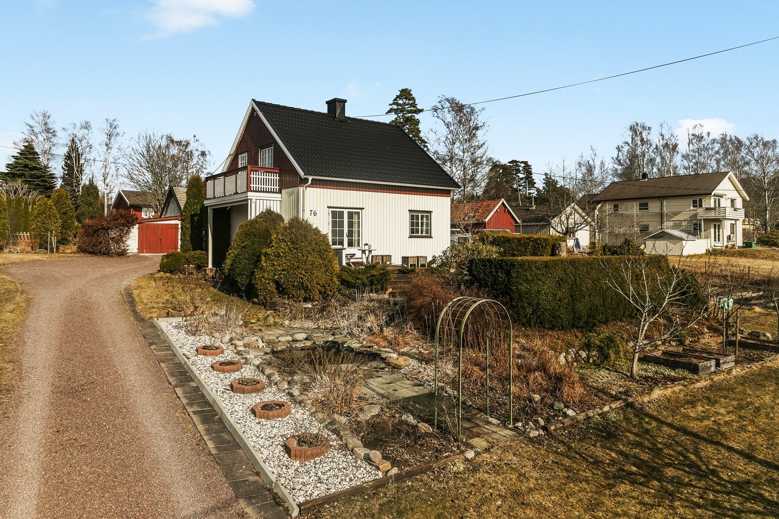 Gruset innkjørsel og adkomst til eiendommen. Tomten er pent opparbeidet med beplantning, dammer og bed. Galleribilde