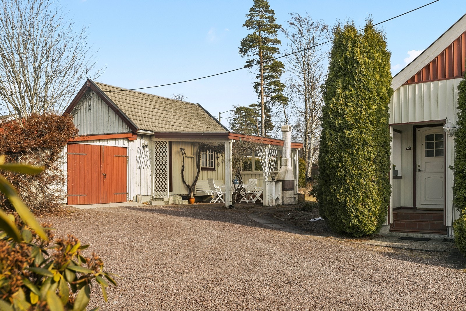 Det separate annekset har også en garasje og en overbygget uteplass. Galleribilde
