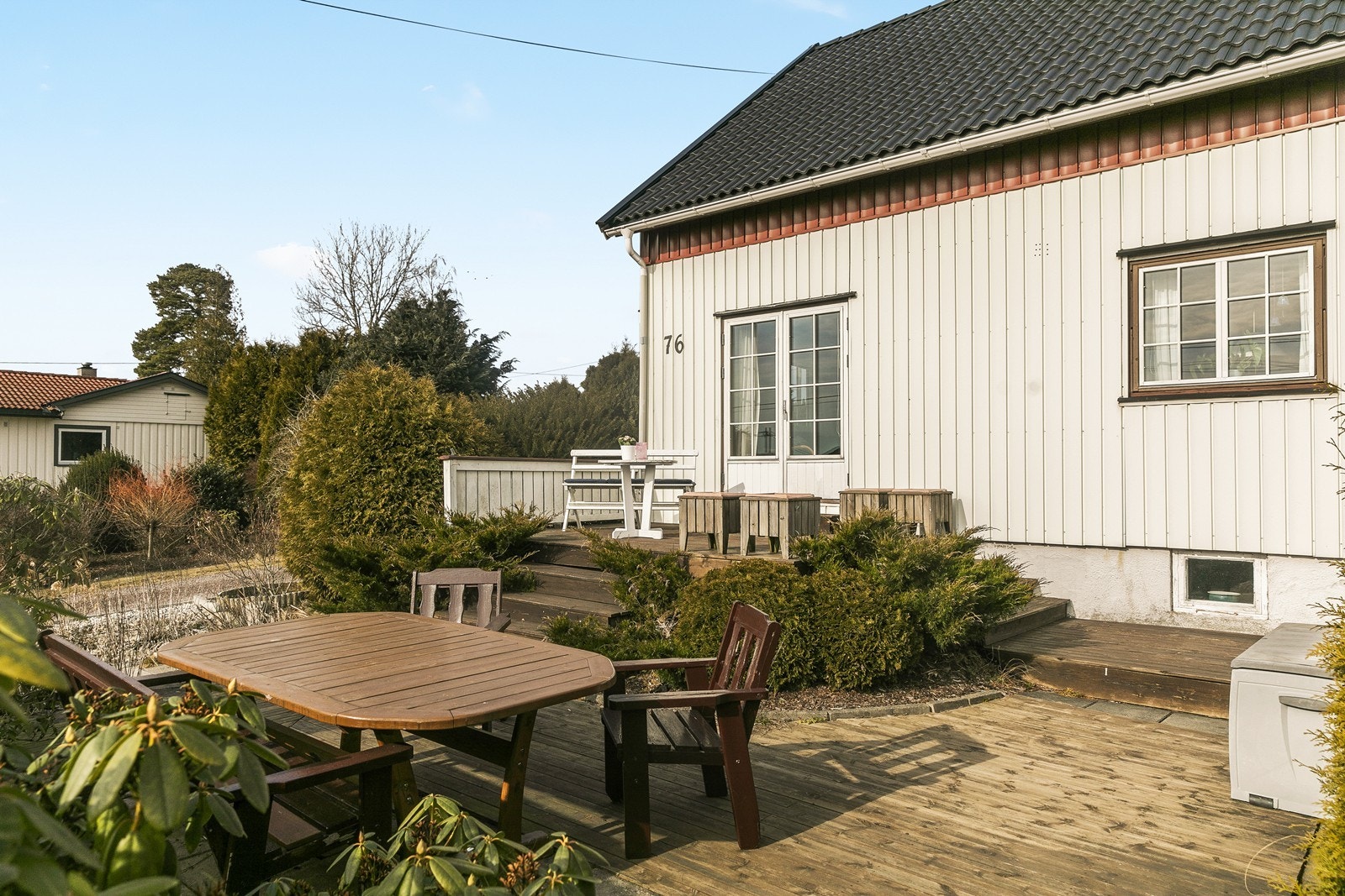 Fra stuen er det utgang til en stor treterrasse i forskjellige nivåer. Galleribilde