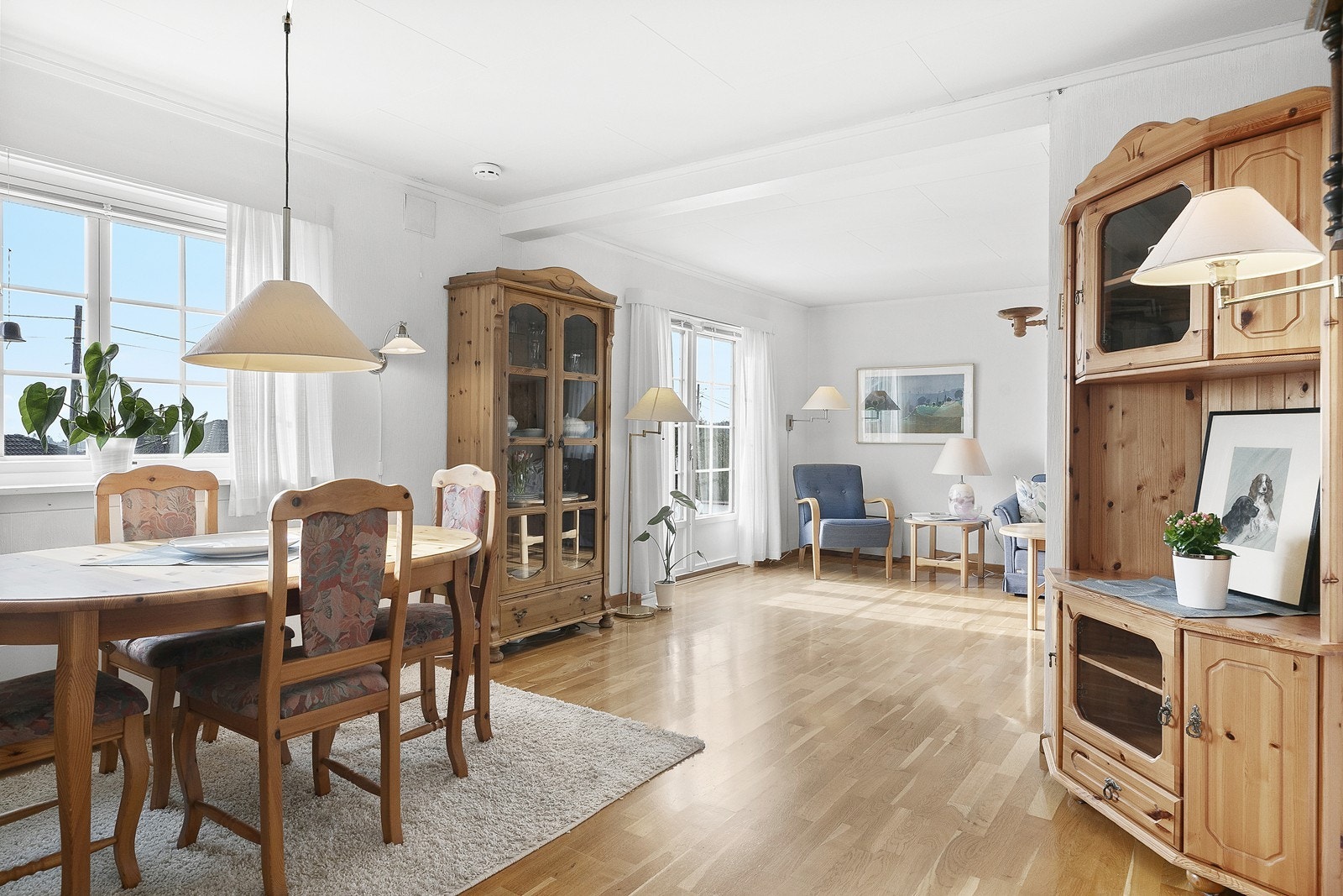 Spisestuedelen har god plass til et langbord for hyggelige sammenkomster. Galleribilde