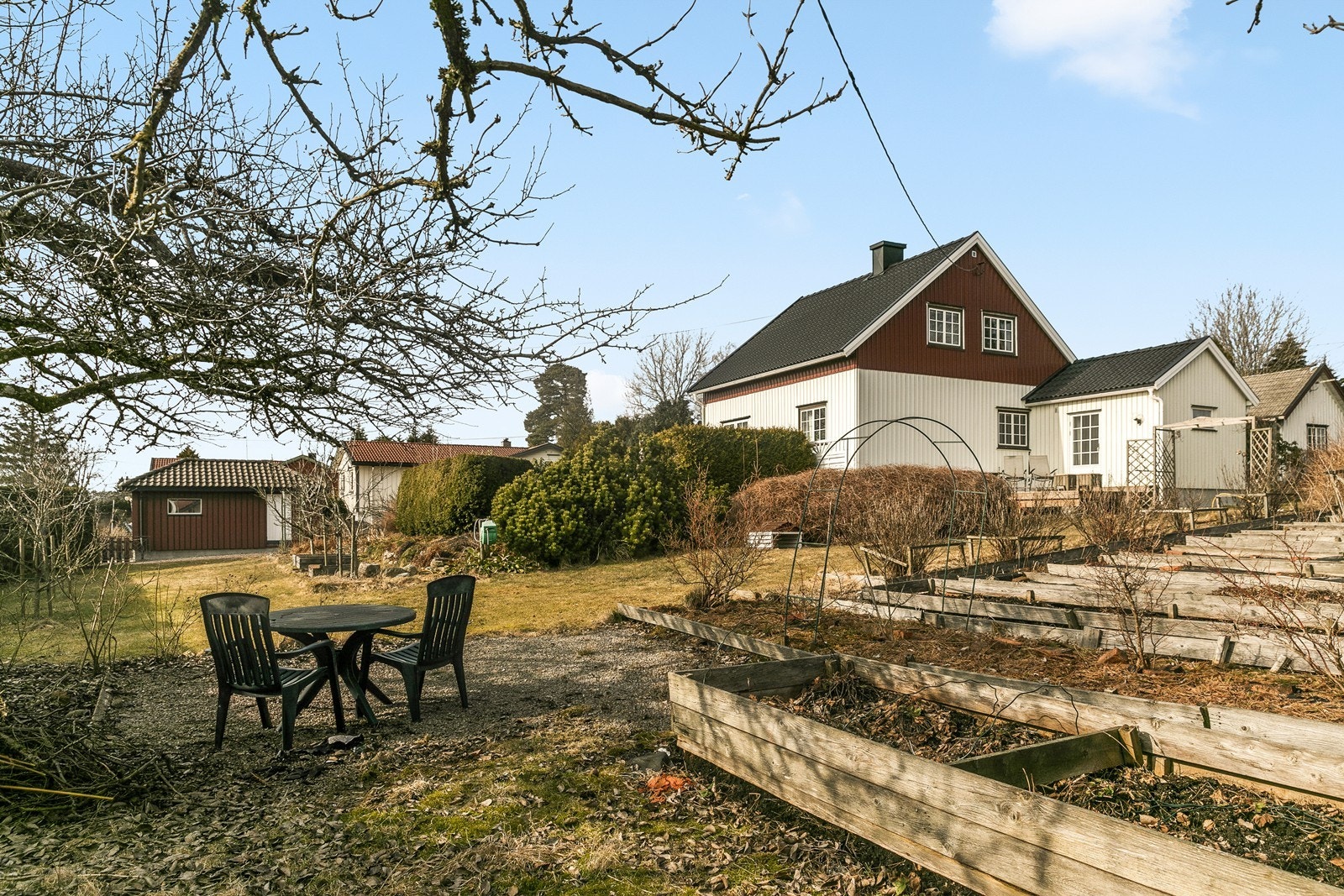 Eneboligen har fasade med stående trepanel og tak tekket med betongtakstein lagt i 2021. Galleribilde
