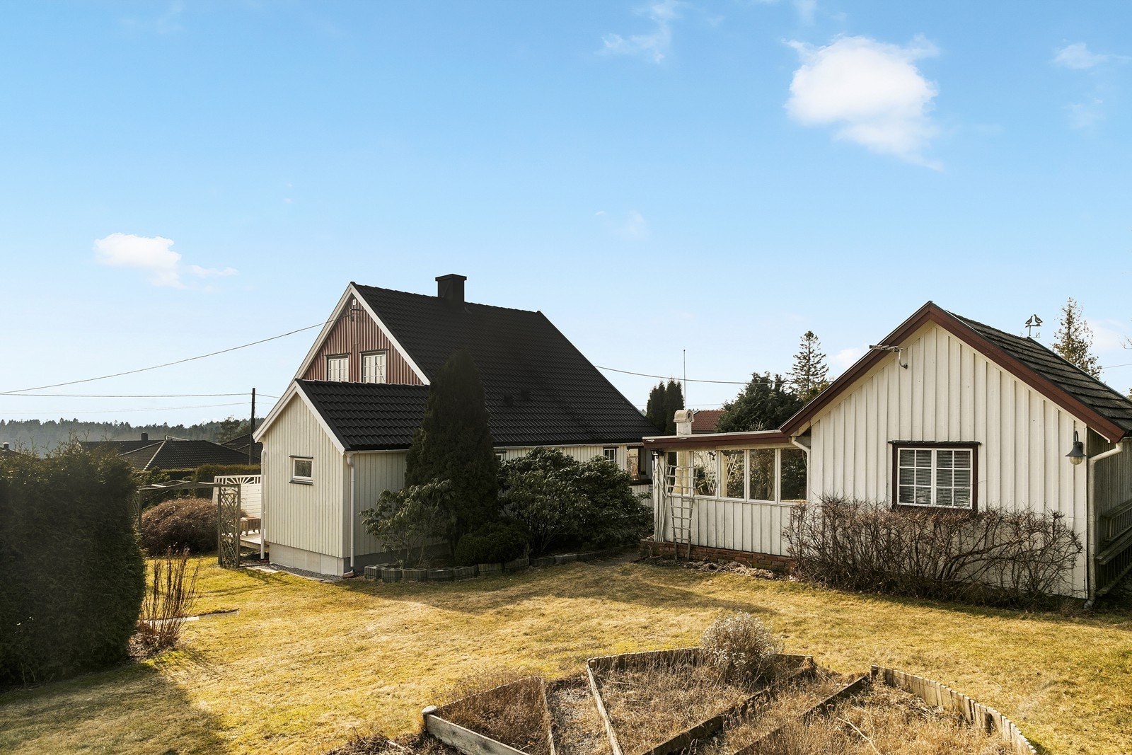 Eiendommen har en stor hage med anneks og plass for lek og dyrking. Galleribilde