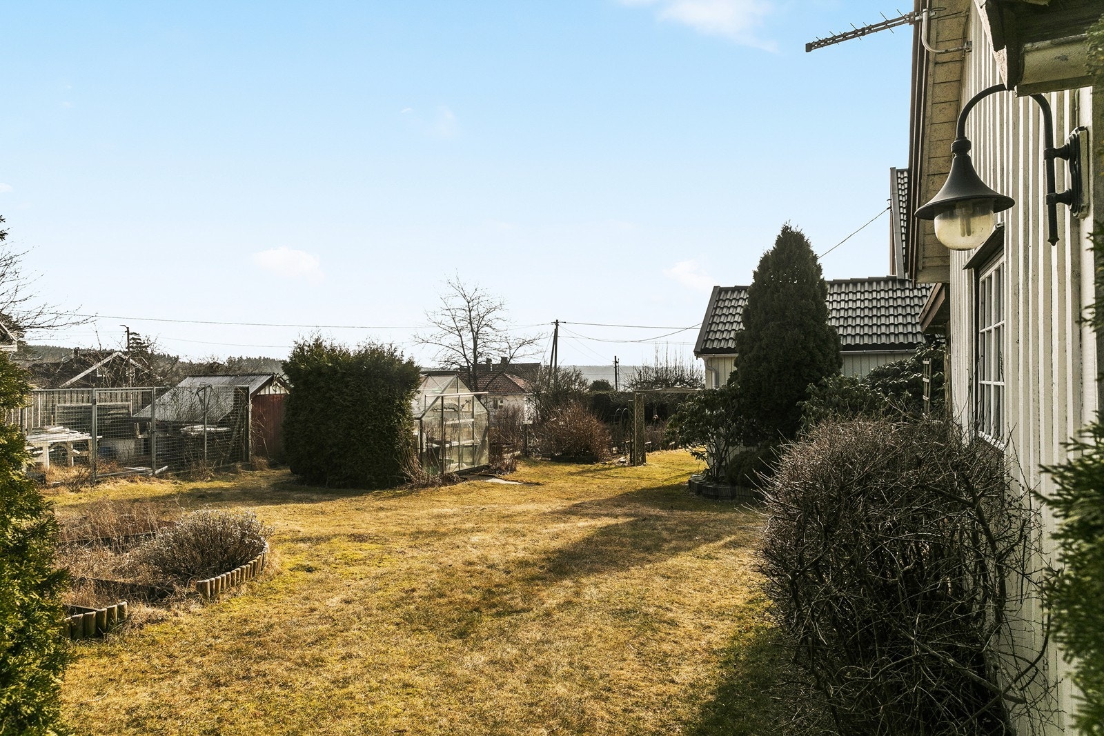 Hagen byr på rikelig med plass og muligheter for den hageinteresserte. Galleribilde